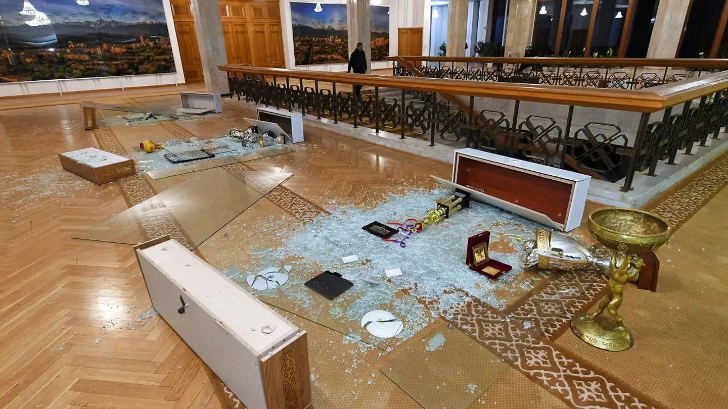 Også borgmesterkontoret er blevet angrebet af demonstranterne.