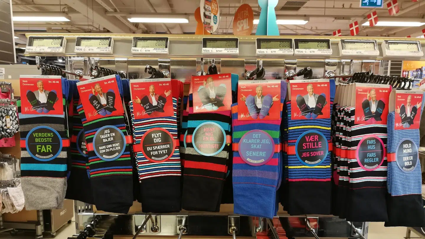 Føtex sælger strømper med slogans, som Mads Christensen lægger navn til. Privatfoto