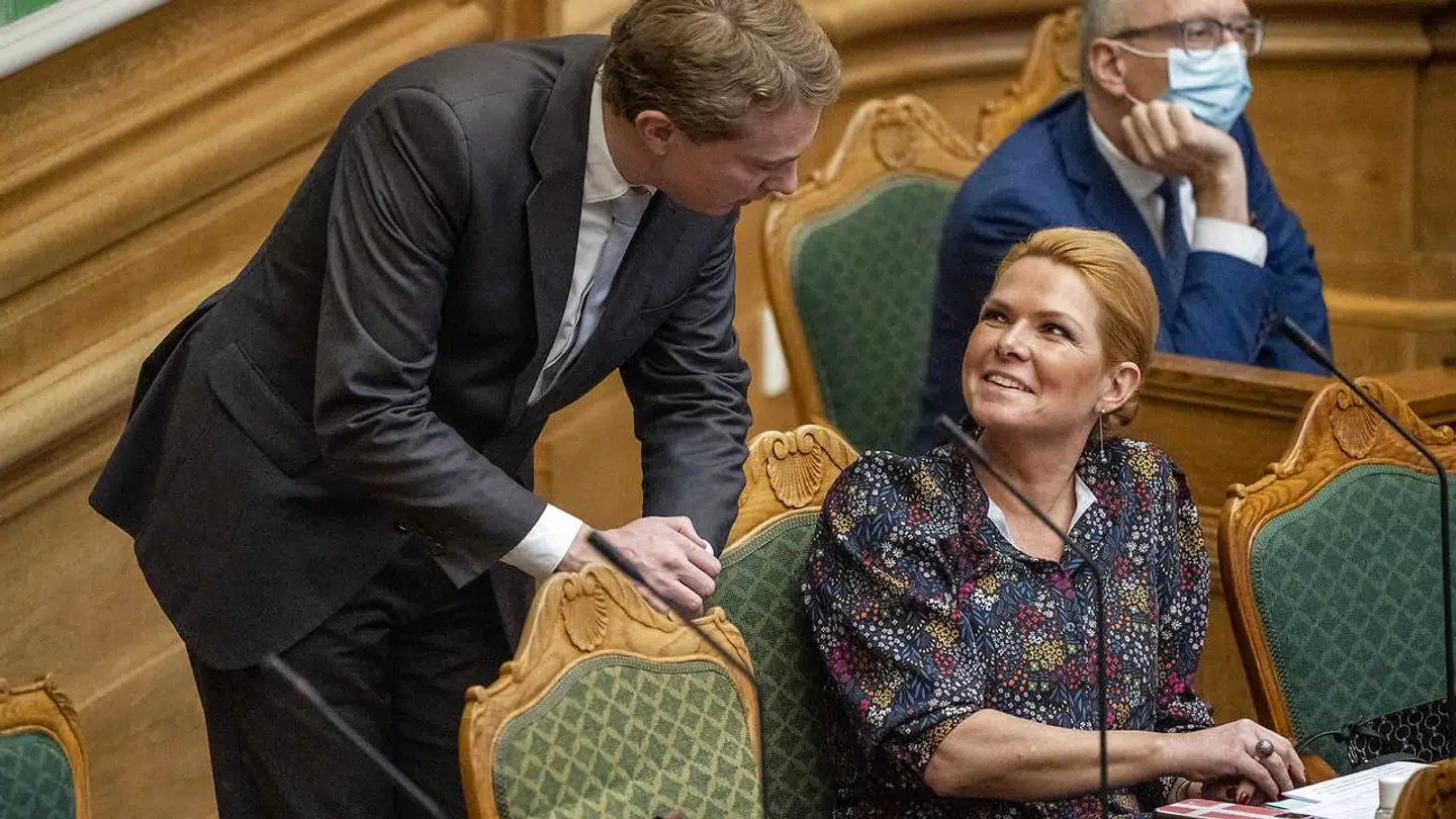 Inger Støjberg taler med Morten Messerschmidt (DF). (Foto: Scanpix)