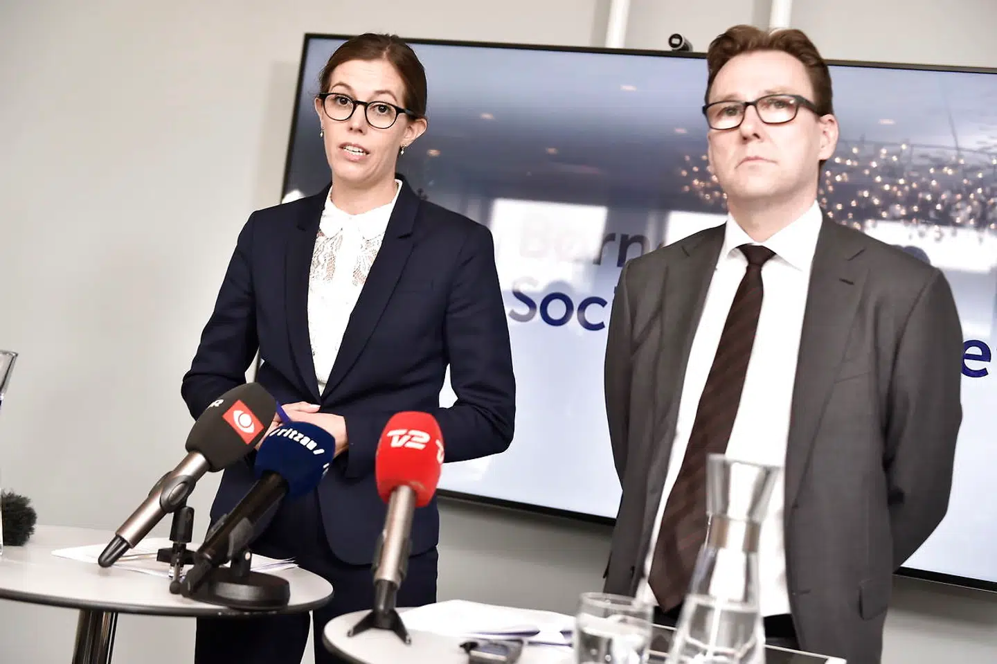 Børne- og socialminister Mai Mercado og departementschef Jens Strunge Bonde holder pressemøde i Børne- og Socialministeriet i København, tirsdag den 9. oktober 2018. Børne- og Socialministeriet har afdækket en stor sag om svindel. En medarbejder er mistænkt for svindel for 111 millioner kroner, oplyser ministeriet. (Foto: Mads Claus Rasmussen/Scanpix 2018)