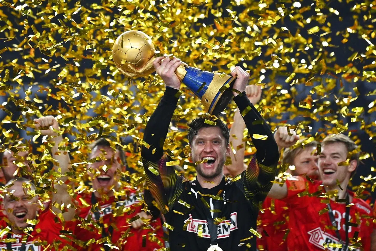 Niklas Landin hæver VM-trofæet som anfører efter sidste års finalesejr over Sverige.