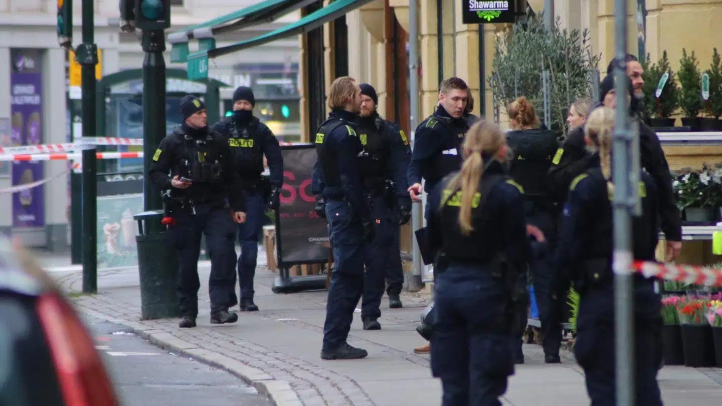Politiet er talstærkt tilstede på Falkoner Allé efter et skyderi søndag, hvor en person blev ramt.