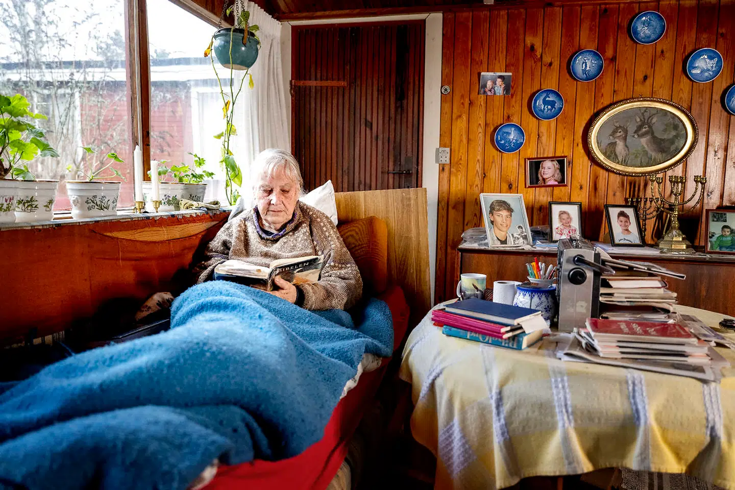 Marianne Hansen og hendes mor Annie Hansen fra Ellinge Lyng har meldt sig ud af samfundet. I 15 år har mor og datter klaret sig selv uden hjælp fra staten. De har intet job, nægter at betale skat og afviser offentlige ydelser. De to kvinder, der bor i et ældre sommerhus, vil være helt selvforsynende og fri af velfærdssamfundet. Annie er stærkt troende og bruger meget tid i selskab med Bibelen.