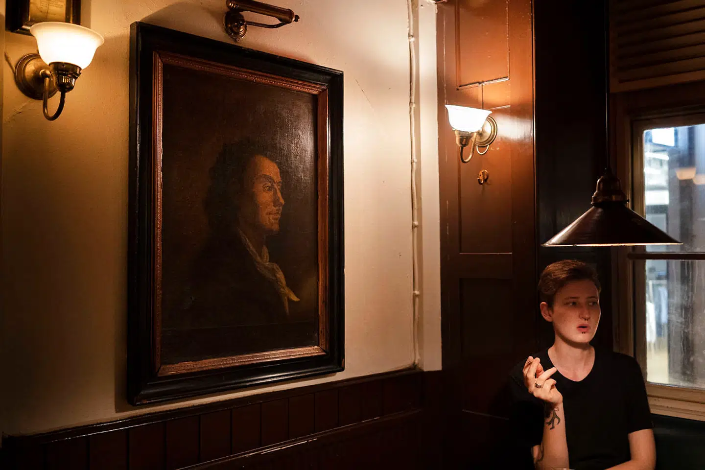 Han er her stadig Johan Herman Wessel - i hvert fald på væggen, hvor han kan holde øje med nutidens værtshusgæster. Her på et foto fra 2019.