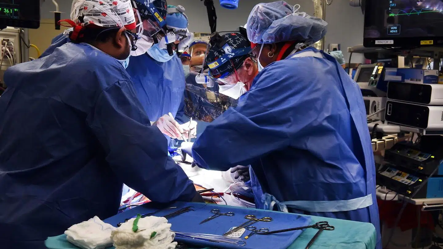 Det er University of Maryland School of Medicin (UMSOM), som står bag den banebrydende operation. Her ses lægerne i færd med at operere den 57-årige patient.
