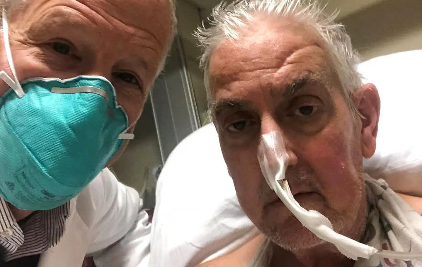 David Benntt ville have været død, hvis ikke han havde fået transplantationen. Her ses han sammen med en af lægerne, der har udført operationen, Bartley P. Griffith.