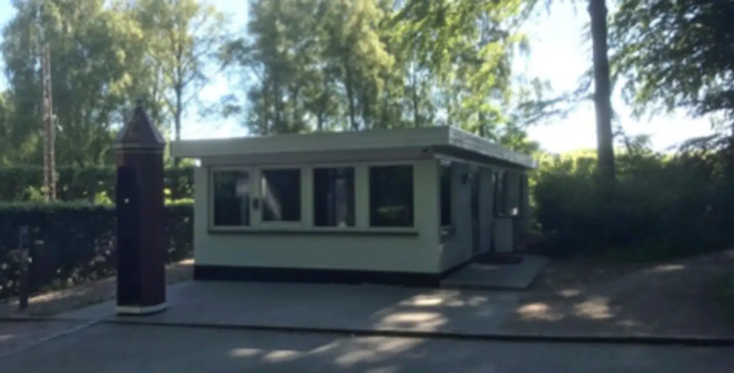 Den forældede vagtbygning, som den står i dag.