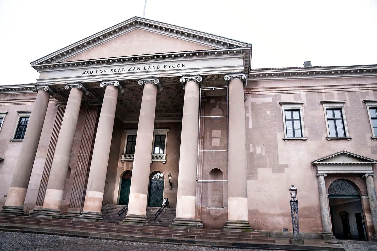 Den 38-årige mand var blandt andet tiltalt for voldtægt, trusler og grov vold efter et hårdhændet stævnemøde på et hotelværelse med en kvinde, som han havde fået kontakt med vis datingsiden Scor.dk.