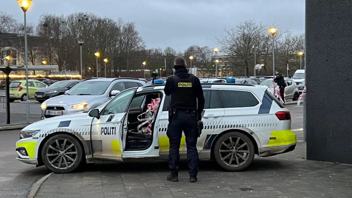 Politiet var i går talstæørkt til stede i Vollsmose i forbindelse med et skyderi. Der var ingen meldinger om tilskadekomne. Foto: Presse-fotos.dk.