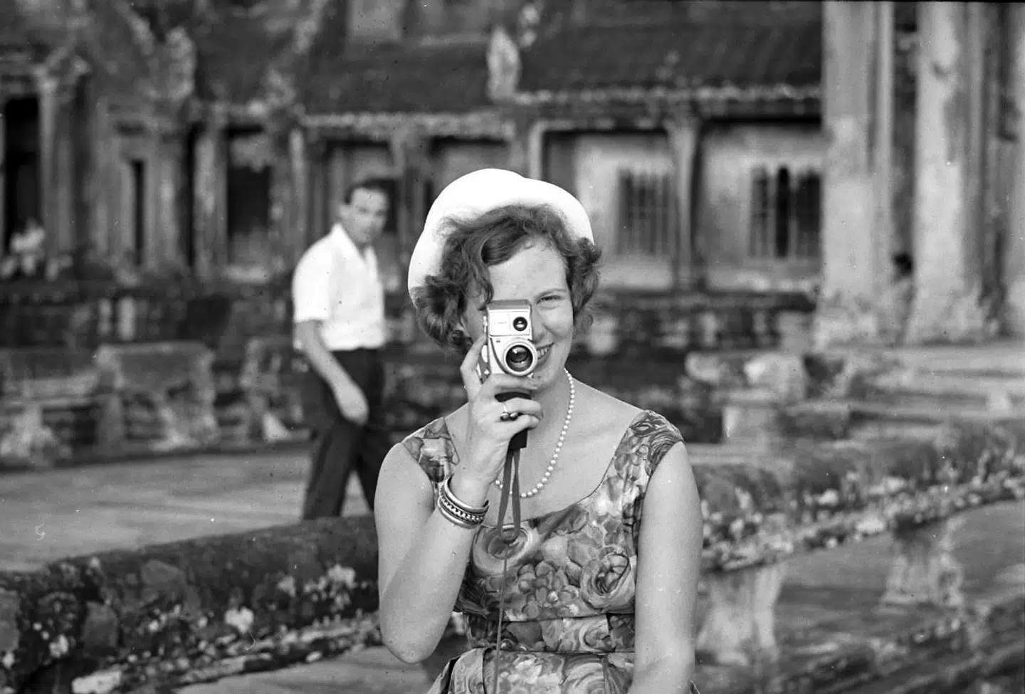 Dronning Margrethe på sin store rejse til Østen. Her er hun i Cambodia, hvor hun besøger tempelruinerne i Angkor Wat.