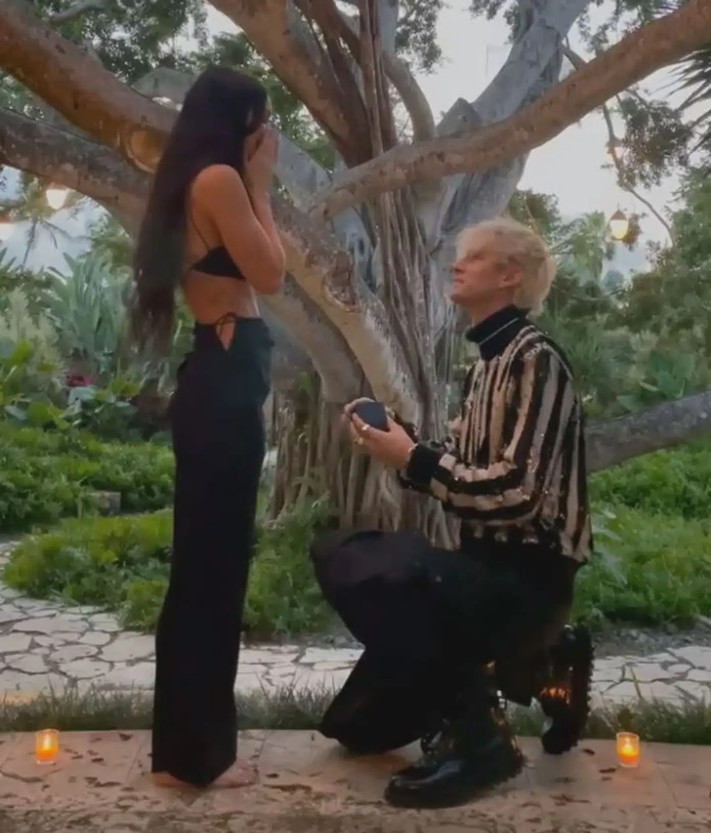 I en sammenklippet video på sin Instagram deler Megan Fox frieriet, der foregik på et luksushotel i Porto Rico.