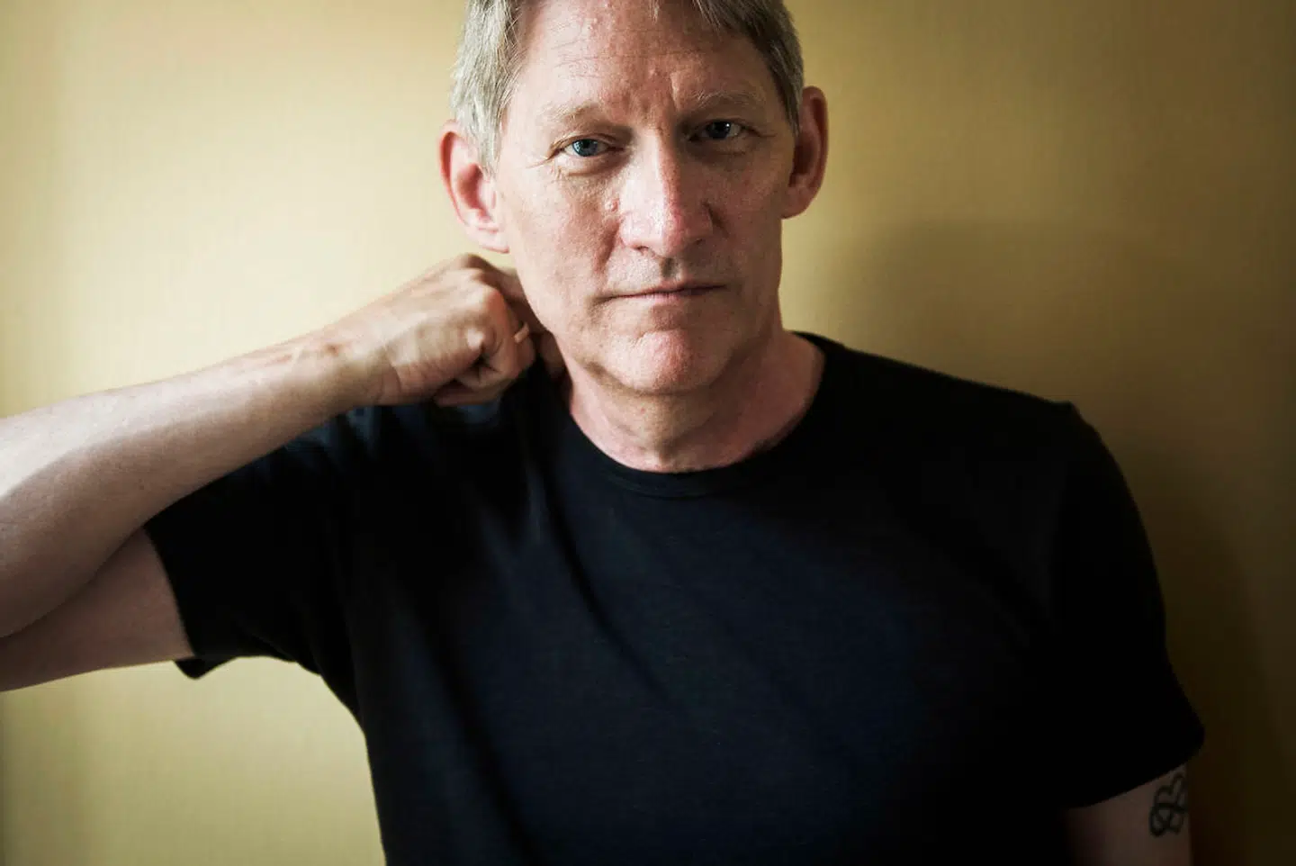 »Vi har fået en selvforståelse af, at det ikke kan nytte, at du som menneske udviser svaghedstegn,« siger filosof og forfatter Peter Johannes Schjødt.