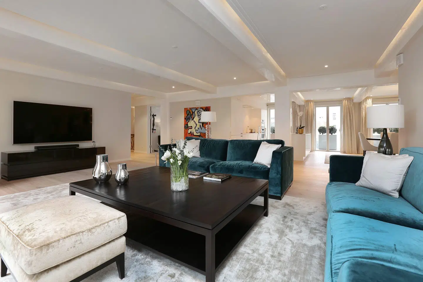 Ifølge ejendomsmæglerbutikken Lützau er der tale om en eksklusiv »plug and play« citylejlighed uden bopælspligt på 238 kvadratmeter med elevator, altan og elleve franske altaner. Foto: Lützau