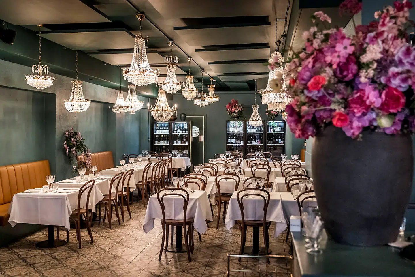 Der er kommet racing green maling på væggene og lysekroner i loftet i Store Kongensgade 70, som før husede Ida Davidsens.