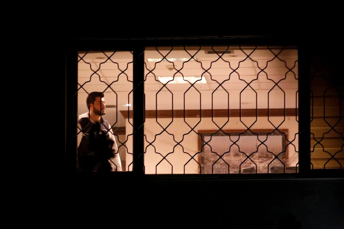 Tyrkiske og saudiarabiske efterforskere har mandag undersøgt Saudi-Arabiens konsulat. Kemal Aslan/Reuters