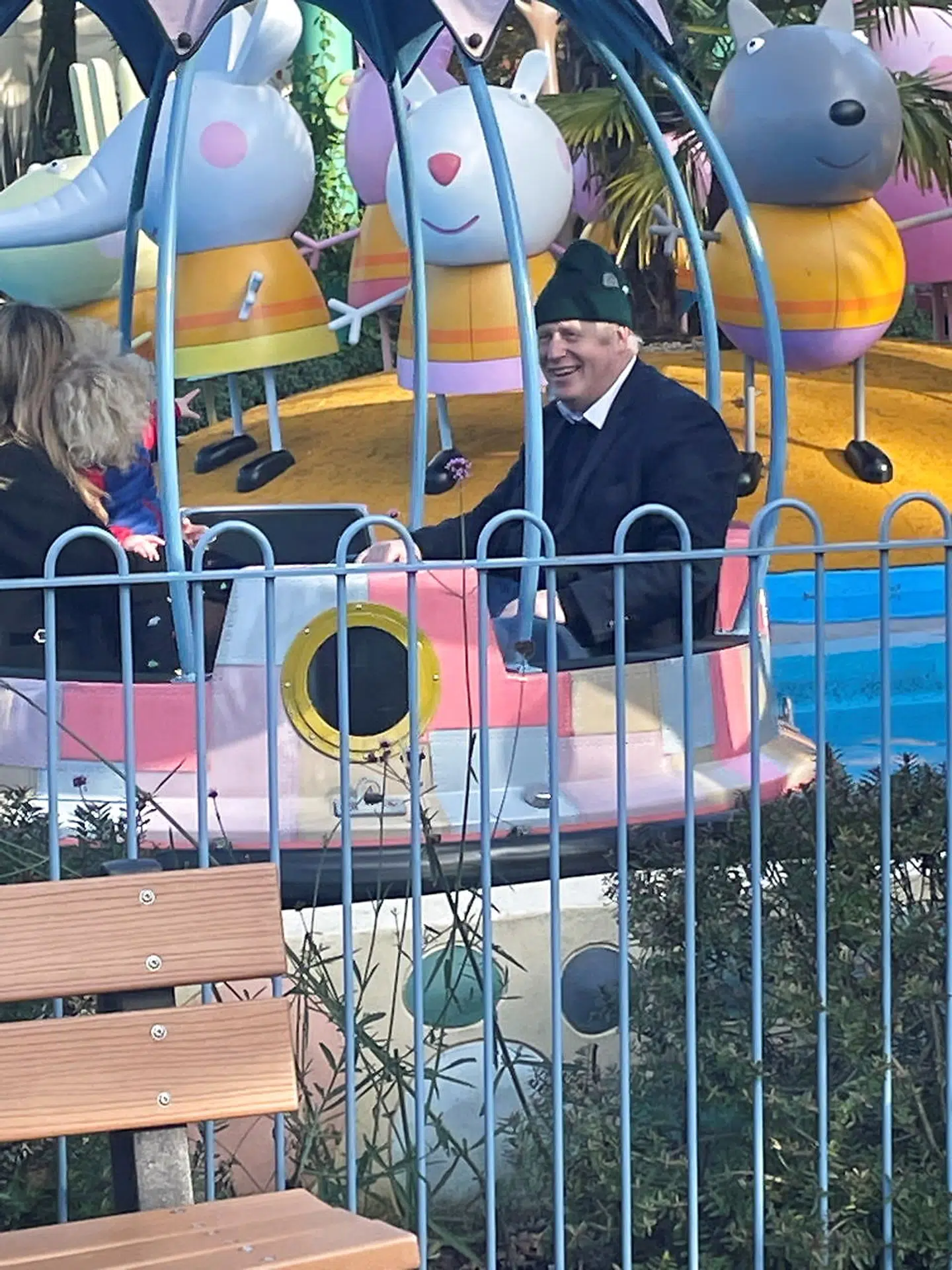 Boris Johnson nyder tydeligvis et besøg i forlystelsesparken Peppa Pig World sammen med hustruen Carrie og deres lille søn.