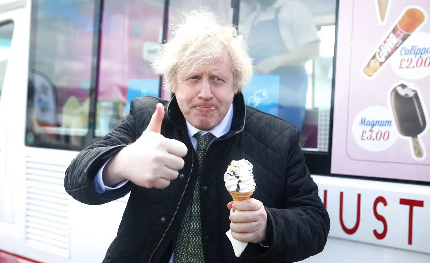 Boris Johnson spiser is under et besøg i vestengelske Cornwall i april sidste år.