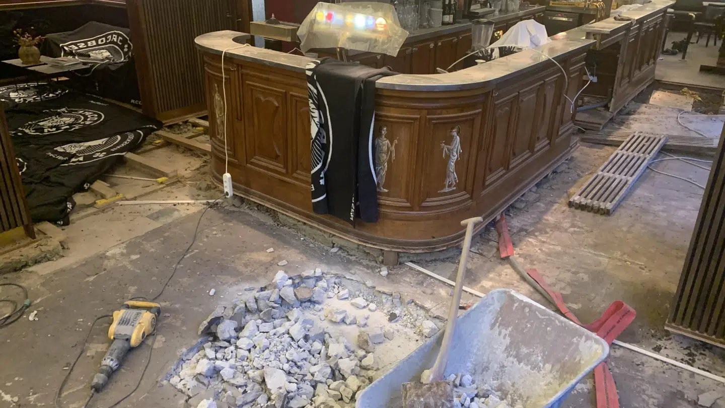 Hele restauranten er et stort byggerod.