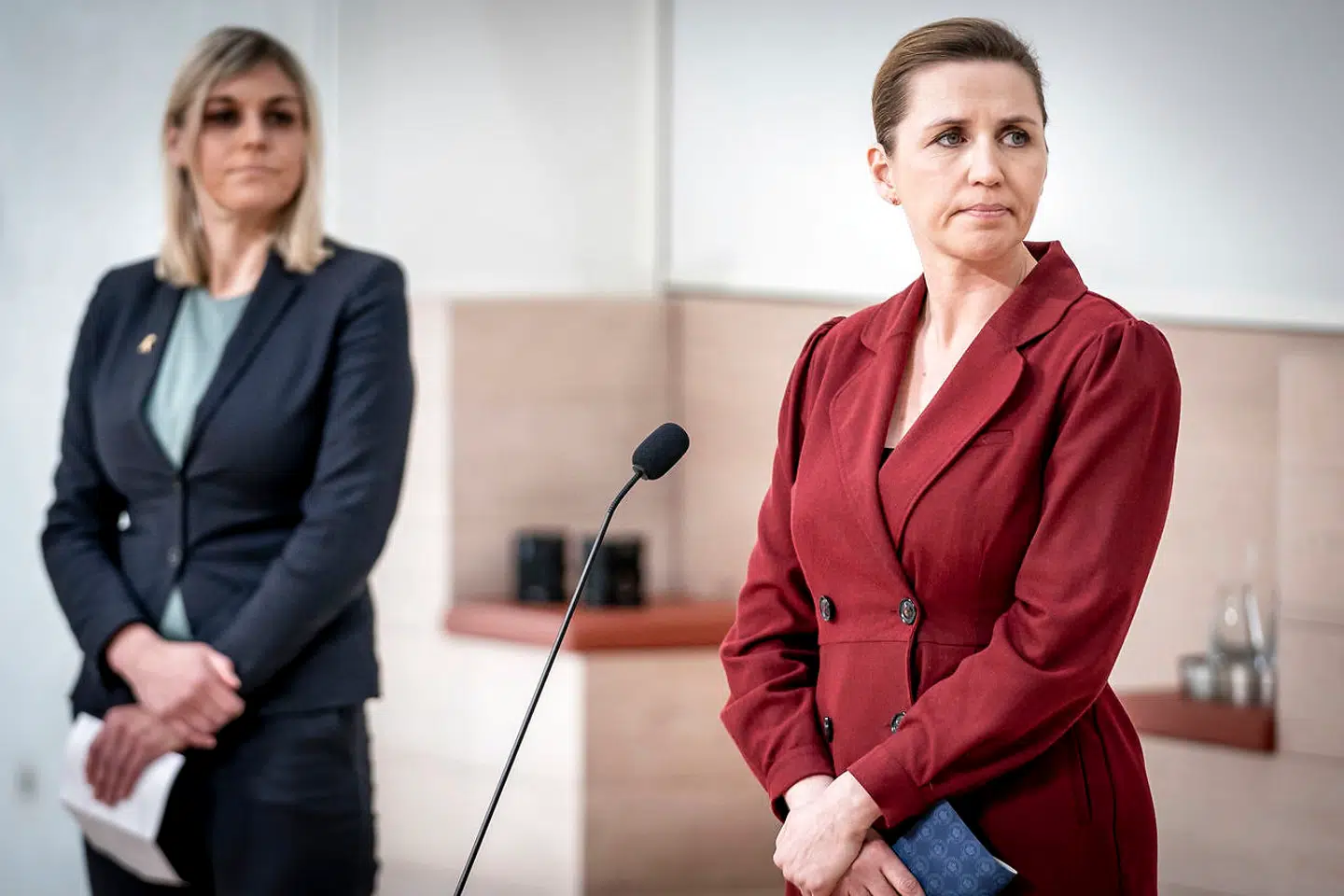 Professor undrer sig over regeringens håndtering af sagen om Forsvarets Efterretningstjeneste.