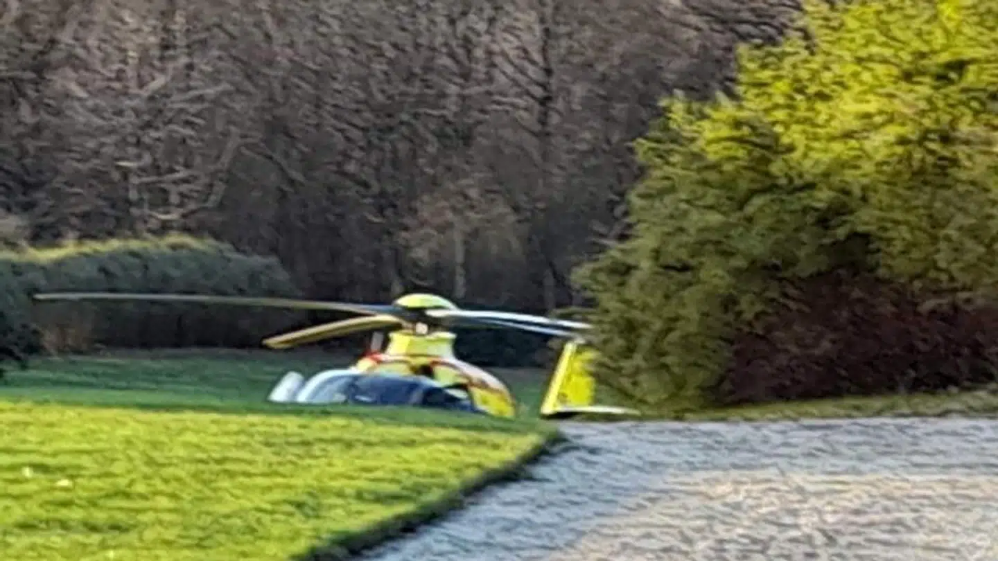Den 65-årige kvinde blev fløjet med lægehelikopter til Aarhus.