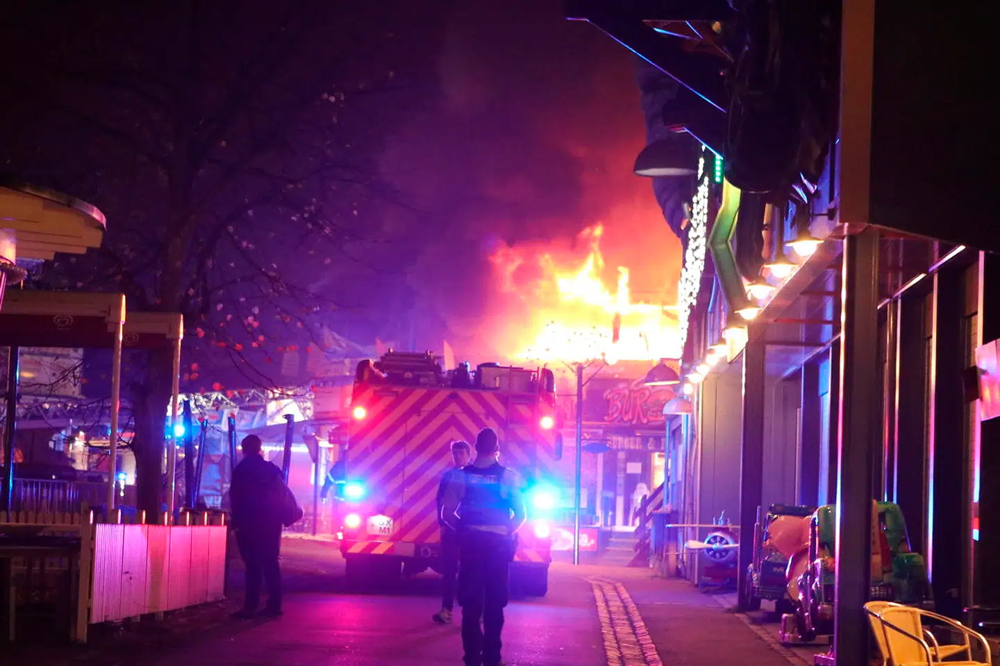 Sådan så det ud, da to Bakken-restauranter brændte ned til grunden onsdag aften.