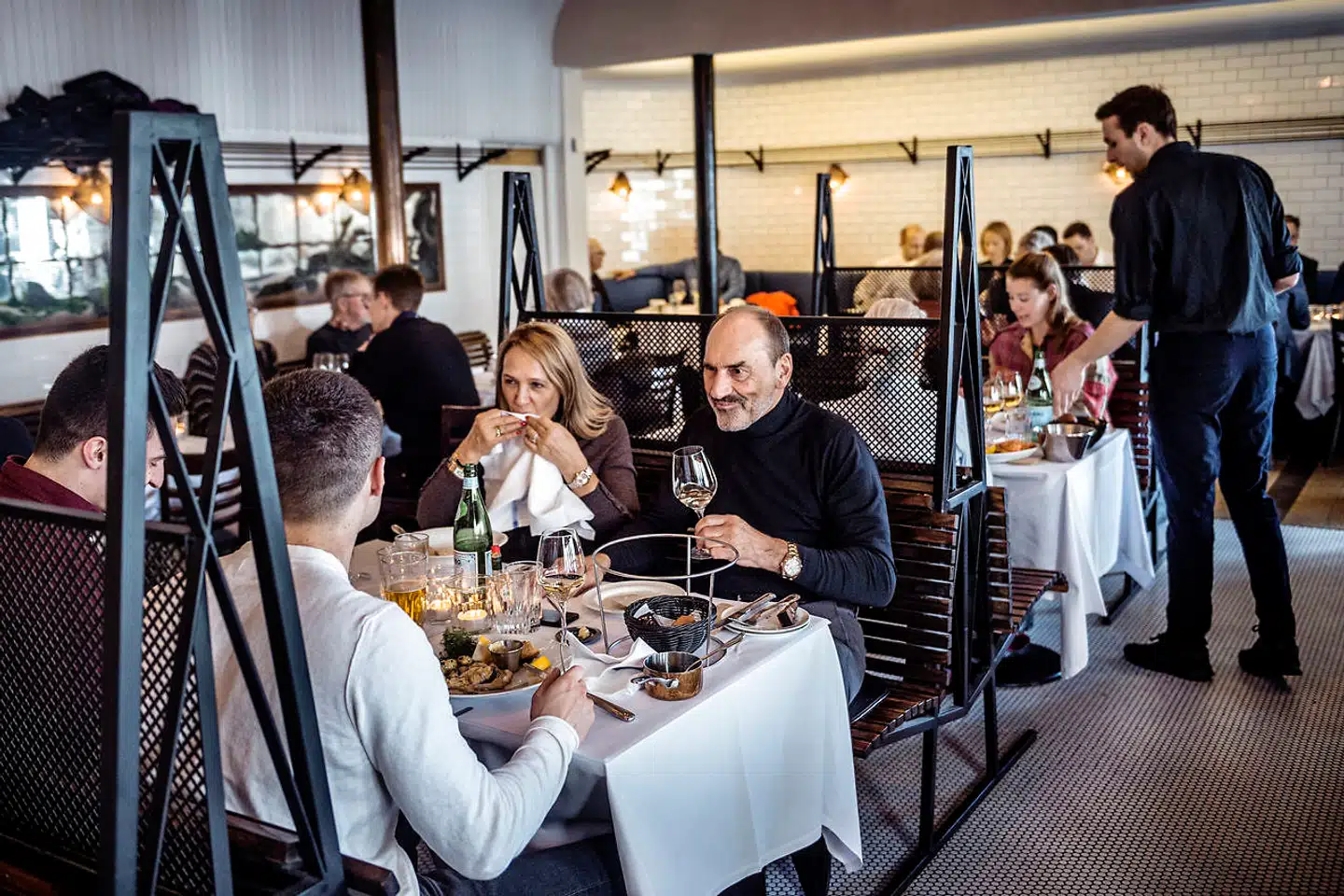 Mange restauranter i særligt København, er afhængige af at kunne holde åbent til midnat for blandt andet at kunne sælge borde to gange på en aften (arkivfoto).