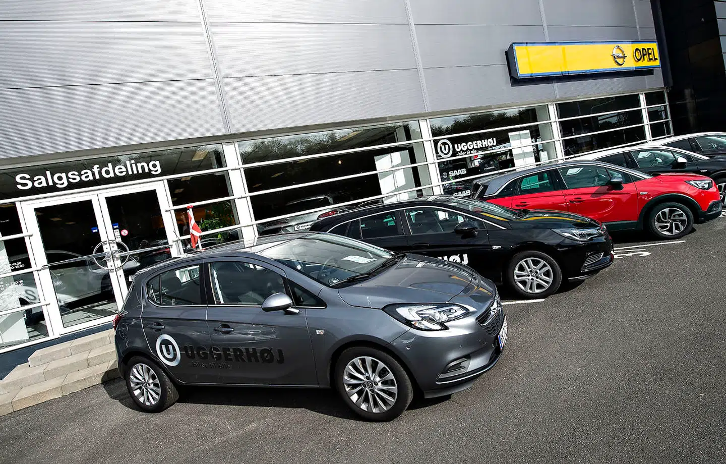 Mangel på computerchips har ført til lange ventetider på nye biler, og det får bilkøberne til i stor stil at kaste sig over bruge biler.