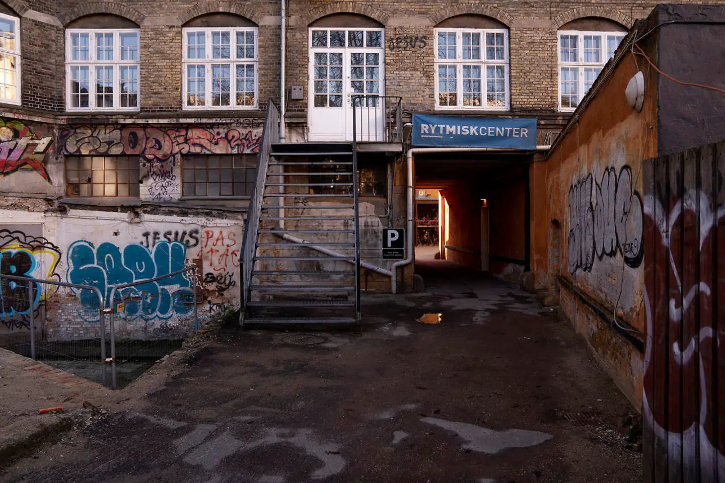Bagindgangen til Rytmisk Center vidner om, at her er plads til en opgradering. Håbet er, at hovedindgangen kan rykkes om på denne side.