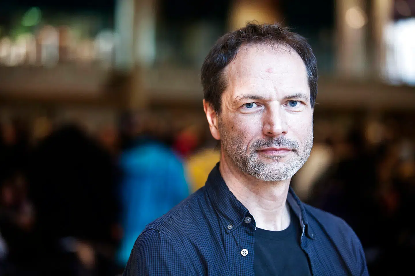 Forskeren Ole Henrik Hansen, der blev kendt da han ved hjælp af et stopur dokumenterede hvor lidt voksenkontakt vuggestuebørn har på en dag. Her holder han oplæg for ca. 600 pædagoger i Korsgadehallen onsdag d. 25. april 2012.