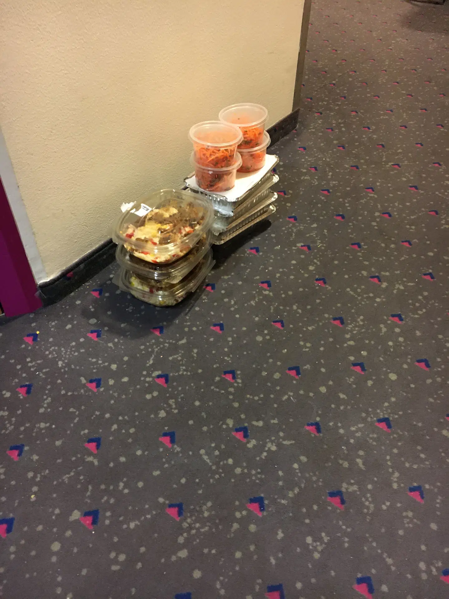 Maden, der ikke er blevet spist, bliver stablet på gangene.