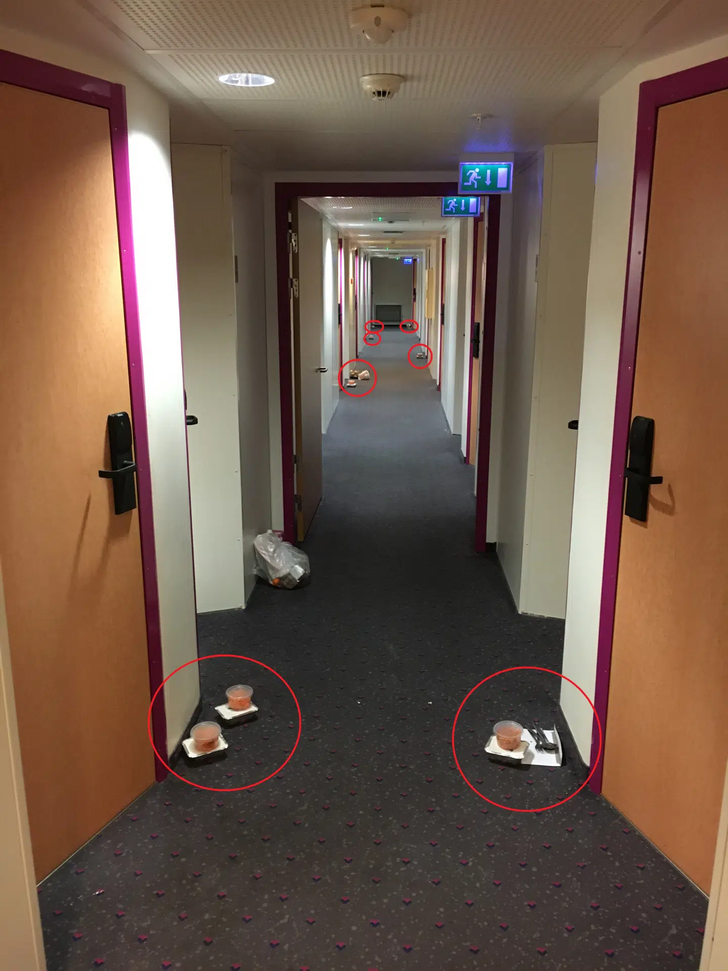 Billedet er taget lidt over midnat, hvor aftensmaden har stået foran dørene i mange timer.