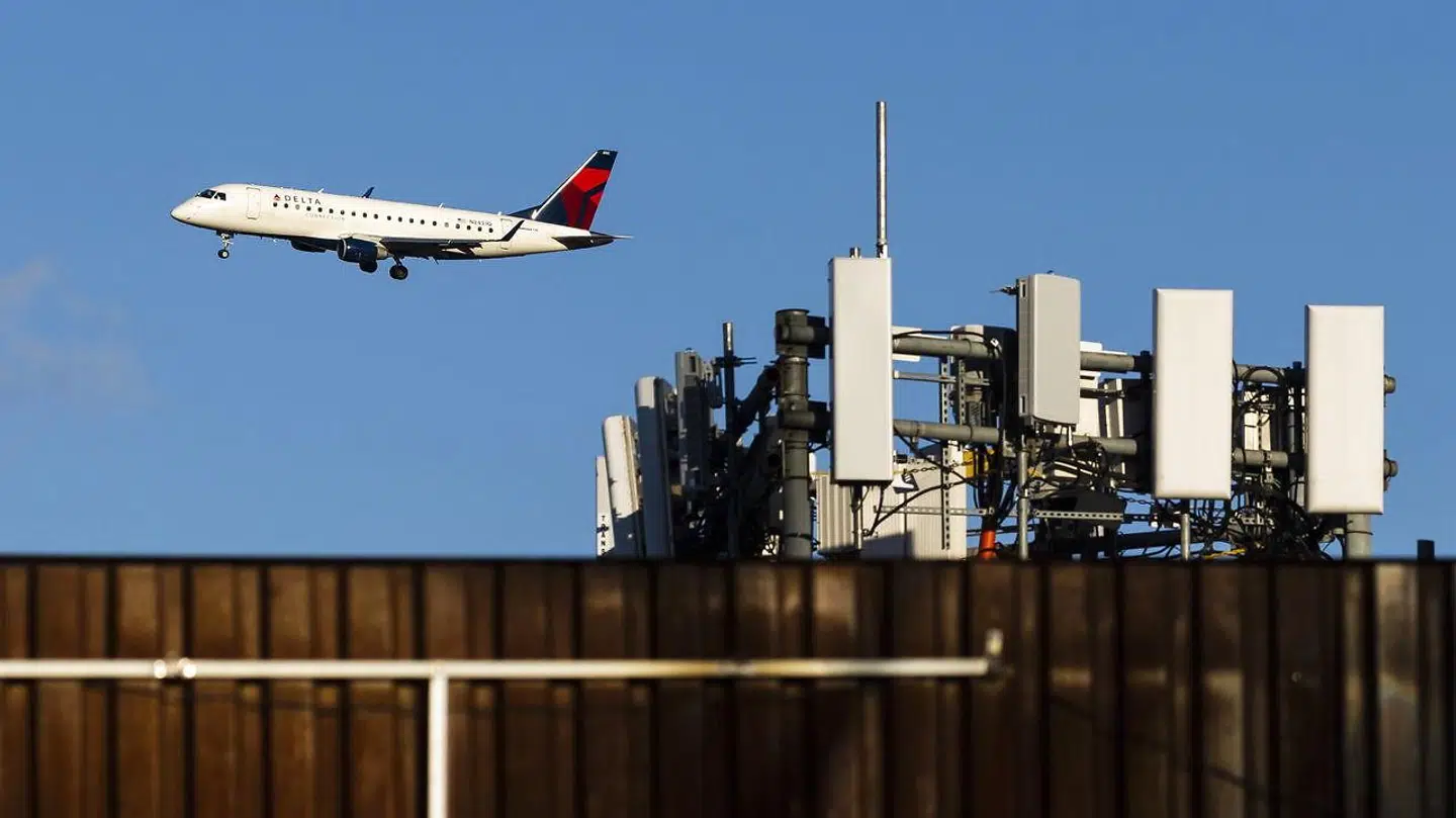 Opsætningen af 5G-mobiludstyr nær amerikanske lufthavne risikerer at forstyrre flyenes navigationsudstyr, fordi de bruger frekvenser meget tæt på hinanden. Det har sendt myndighederne på overarbejde for at få løst problemerne.