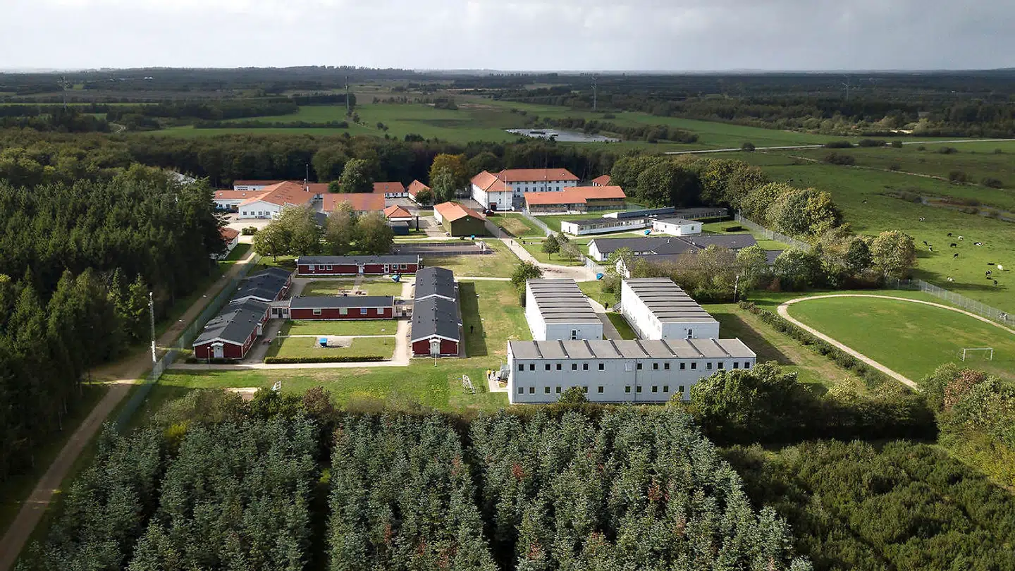 Regeringen tog med udlændinge- og integrationsminister Inger Støjberg (V) i spidsen i marts 2016 det tidligere stasfængsel Kærshovedgård i Midtjylland i brug som udrejsecenter for afviste asylansøgere, udviste kriminelle og udlændinge på tålt ophold. B.T. sætter i den kommende tid fokus på konsekvenserne.