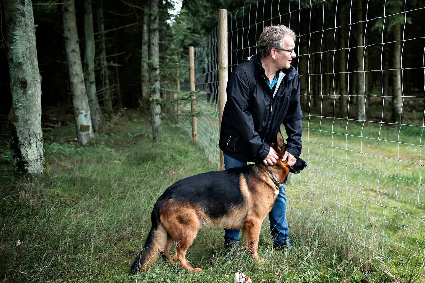 Ole Tranberg bor klos op ad Udrejsecenter Kærshovedgård i Ikast-Brande Kommune. Siden centret blev taget i brug i marts 2016, har han brugt omkring 150.000 kroner på sin schæfer-vagthund, hegn omkring sin ejendom, elektronisk port og videoovervågning af sit hus.