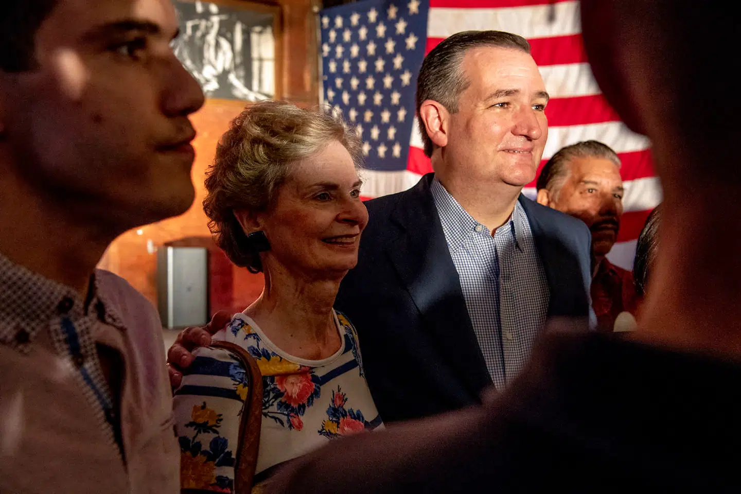 Senatsvalget i Texas er det, der tiltrækker sig mest opmærksomhed i USA, fordi Beto O´Rourke har tændt demokrater som sjældent set. Ted Cruz fører dog stadig i meningsmålingerne i det traditionelt konservative Texas. Her holder Cruz valgmøde på Firehouse Saloon i Houston.