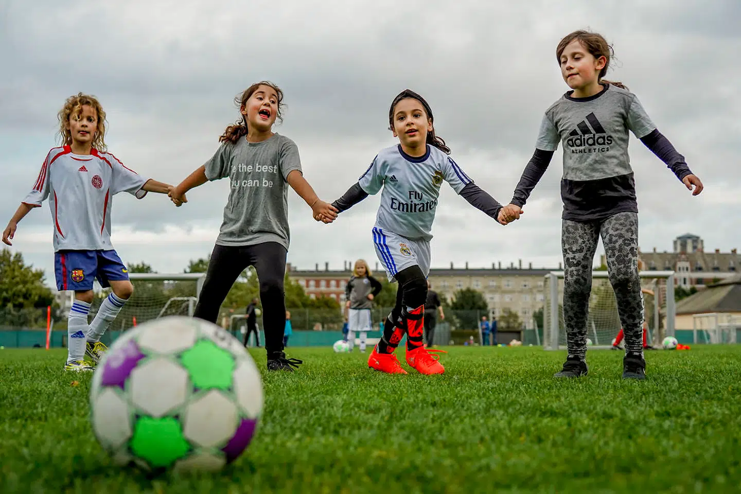 Nu kan piger også spille fodbold i Danmarks ældste fodboldklub, KB. Her er det Sara, Malika, Sophia og Siwa.