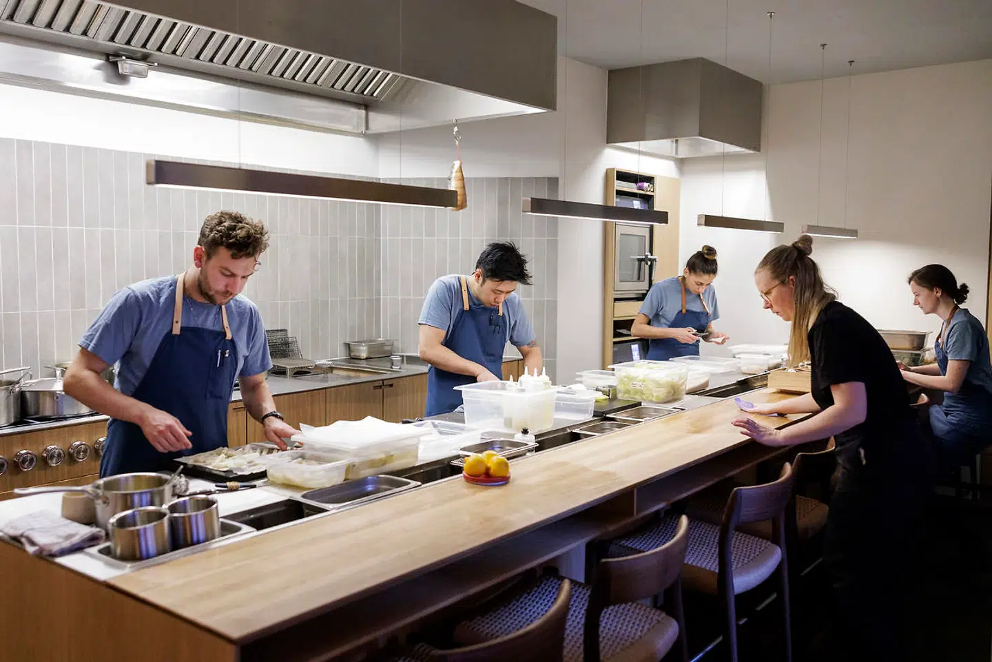 Der arbejdes på højtryk i køkkenet på »Jatak«, der allerede har meget at leve op til.