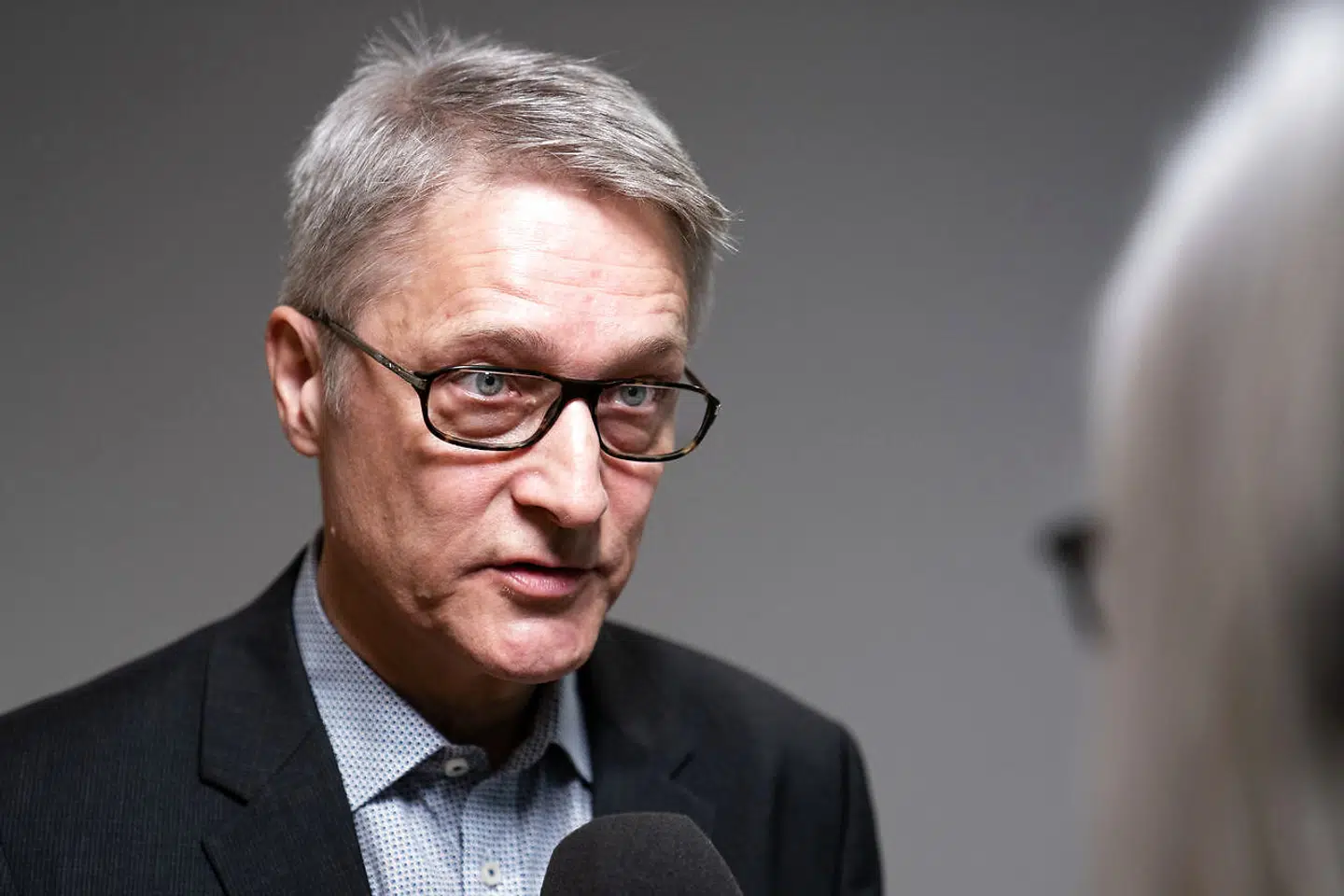 Torben Tranæs – forskningsdirektør og professor ved VIVE, Det Nationale Forsknings- og Analysecenter for Velfærd – mener, at det er den rigtige vej at gå med de forhøjede dagpengene. Når vi skal finansieres vores dagpenge, er det vigtigt, at de, som har lav risiko for at blive ledige, bliver ved med at være forsikrede, fremhæver Torben Tranæs.