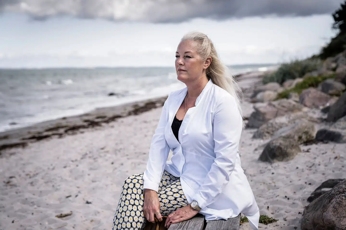 Formanden for HK Danmark, Anja C. Jensen, mener, at arbejdsgiverne fremstiller lønmodtagerne som nogen, som vælger sofaen frem for cyklen, hvis der kommer højere dagpenge. Den fremstilling mener hun er »uværdig«.