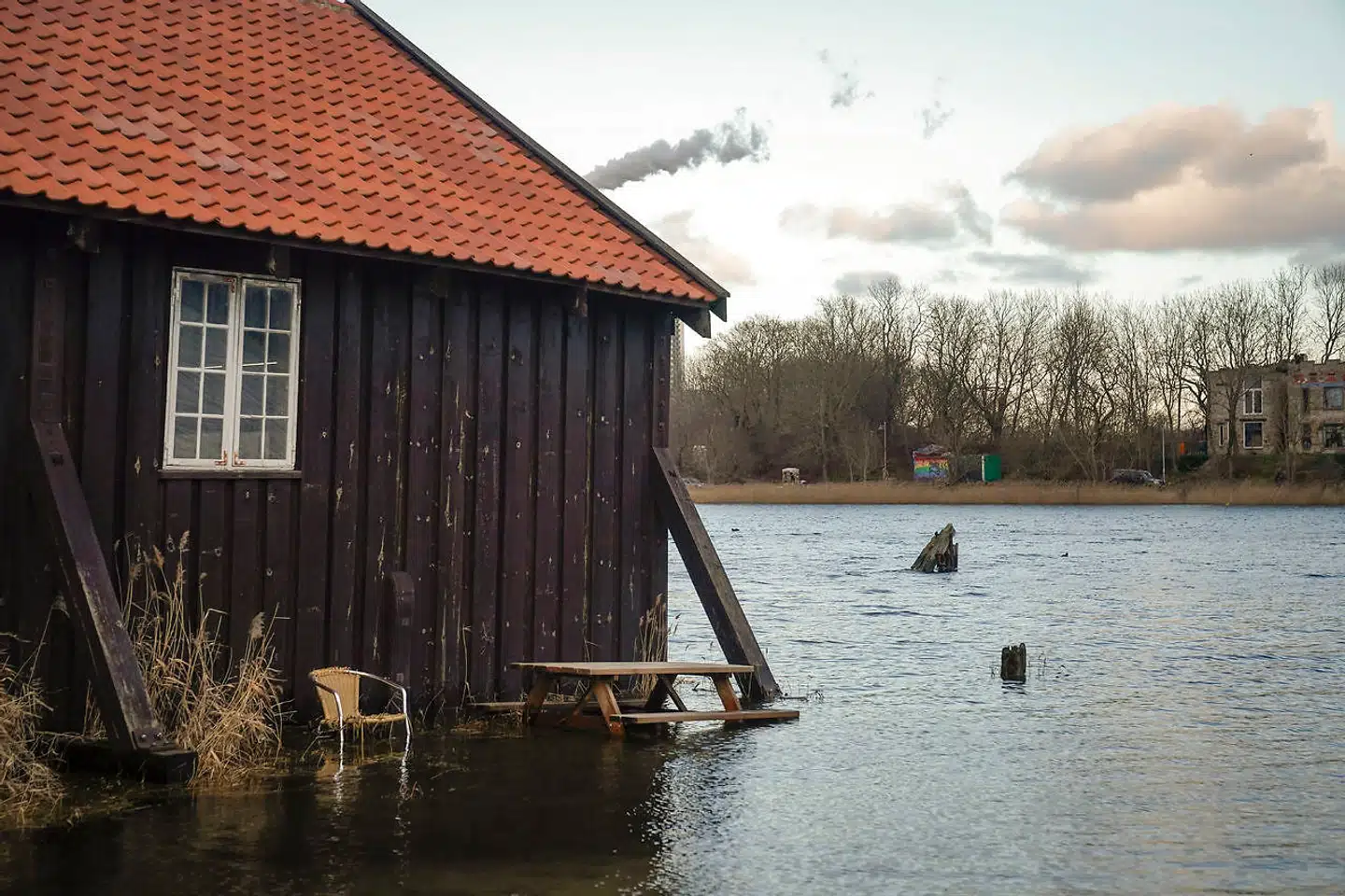 Kanonbådsskurene på Christianshavn står med den ene ende i vand. Grundet den kraftfulde vind er der forhøjet vandstand.
