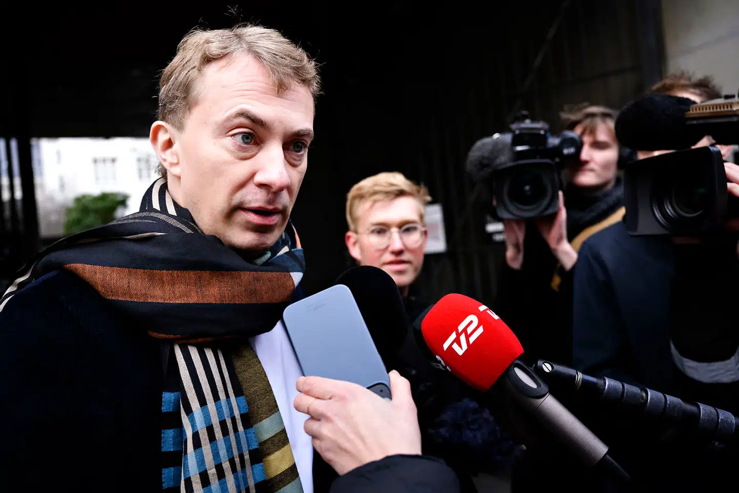 Formandskandidat Morten Messerschmidt ankommer til TV-debat om formandsposten i Dansk Folkeparti, i København søndag den 16. januar 2022.De fire kandidater til formandsposten i Dansk Folkeparti, Morten Messerschmidt, Martin Henriksen, Merete Dea Larsen og Erik Høgh-Sørensen, mødes til den eneste debat før kampvalget om formandsposten afgøres på et årsmøde i Herning.. (Foto: Philip Davali/Ritzau Scanpix)