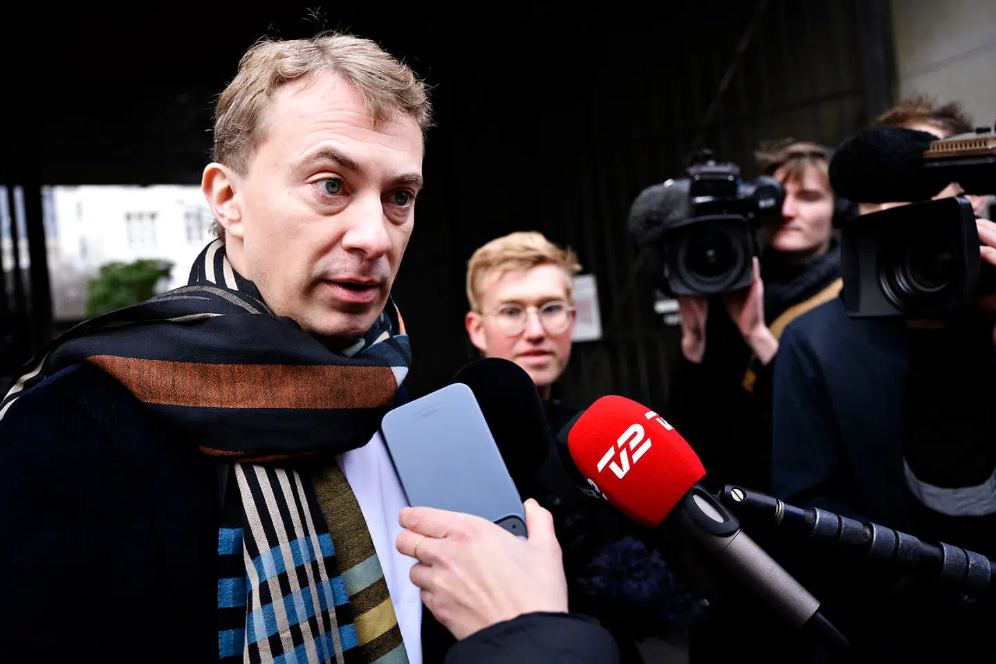 Formandskandidat Morten Messerschmidt ankommer til TV-debat om formandsposten i Dansk Folkeparti, i København søndag den 16. januar 2022.De fire kandidater til formandsposten i Dansk Folkeparti, Morten Messerschmidt, Martin Henriksen, Merete Dea Larsen og Erik Høgh-Sørensen, mødes til den eneste debat før kampvalget om formandsposten afgøres på et årsmøde i Herning.. (Foto: Philip Davali/Ritzau Scanpix)