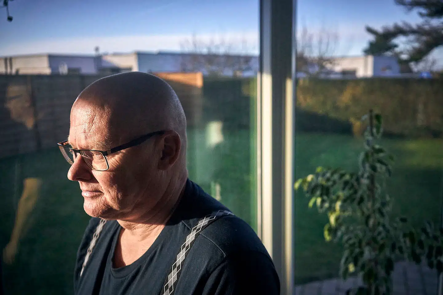 56-årige Dan Rahbek bor i Korsør med sin kone og parrets to børn. Efter en ulykke med en gaffeltruck i 2017 er han så plaget af rygsmerter, at han modvilligt er begyndt at tage stærke opioider i form af præparatet Oxycodon. Han frygter dog at blive afhængig.