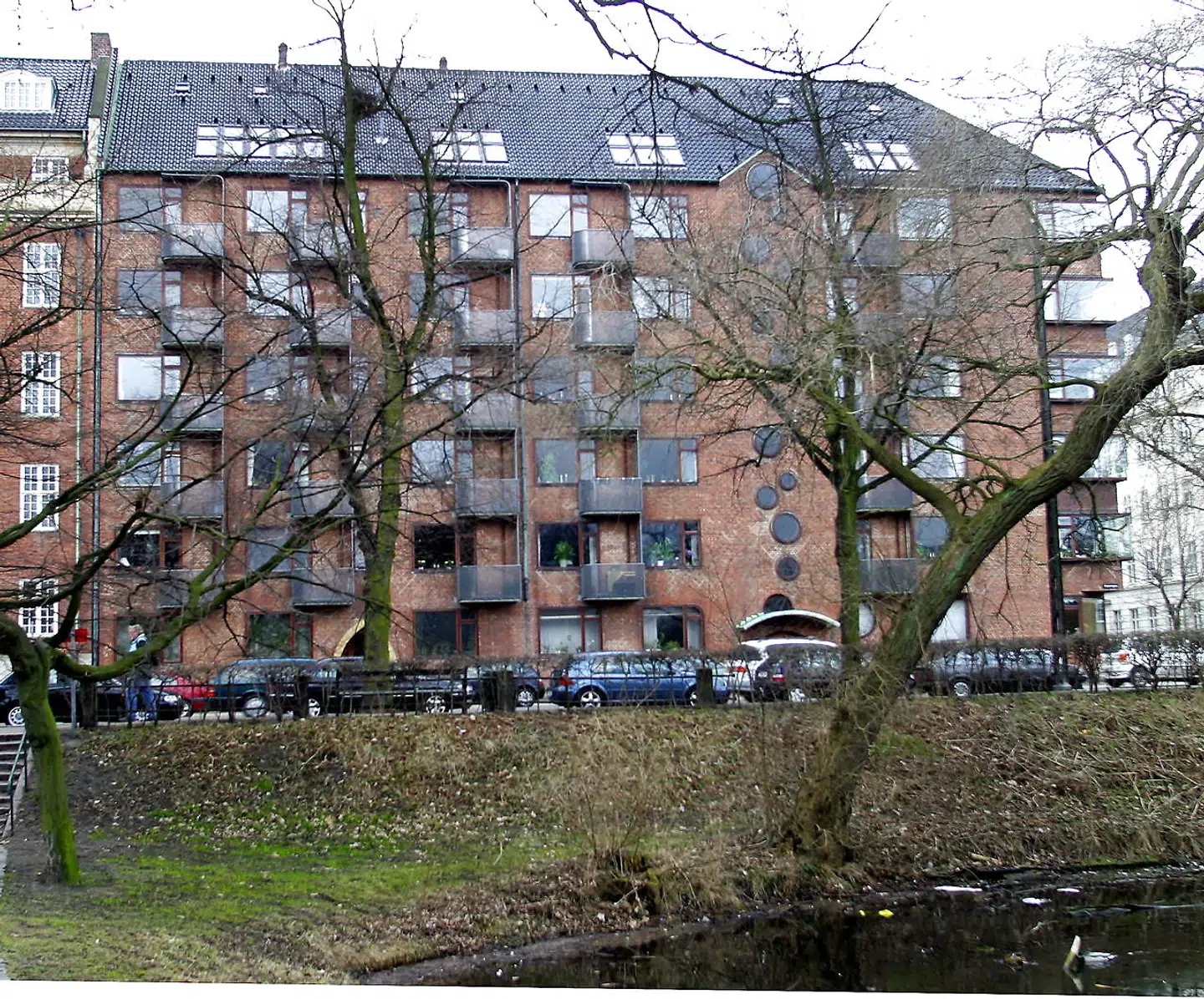 »Man behøver ikke at have gået på arkitekturskolen i fem år eller vide hvem Ib Lunding var for at værdsætte Champagnehuset. Det taler sit eget tydelige sprog om omhu og en faglig stolthed,« skriver Ane Cortzen.