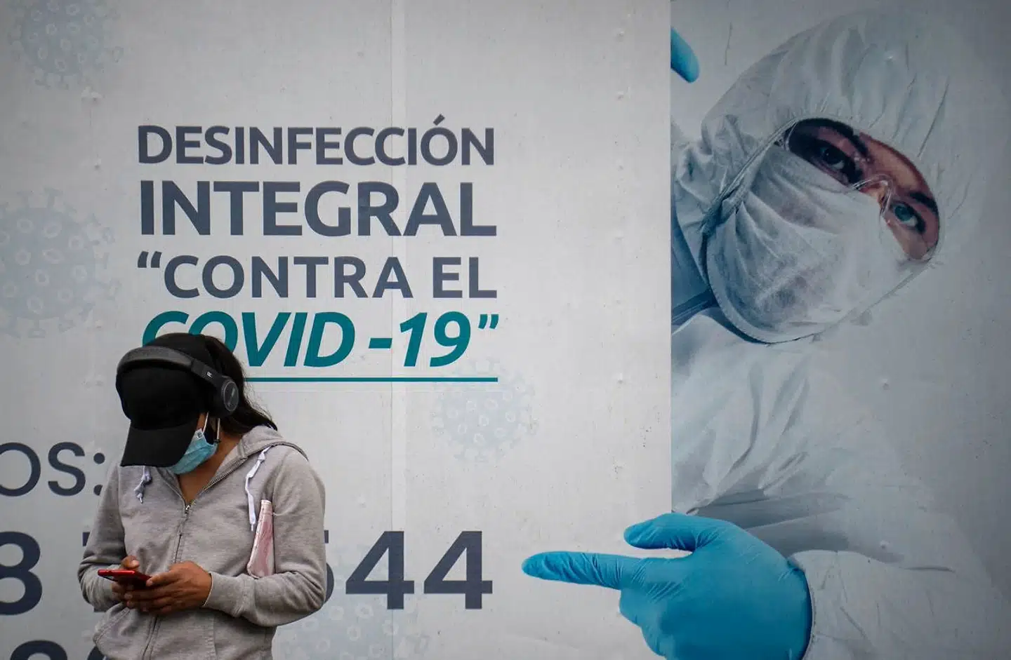 Om et par måneder ventes over halvdelen af verdens befolkning at have været smittet med omikronvarianten – og så kan vi godt begynde at sænke de coronabekymrende parader, vurderer flere eksperter. Her er det et sundhedscenter i Lima i Peru – verdens hårdest coronaramte nation.