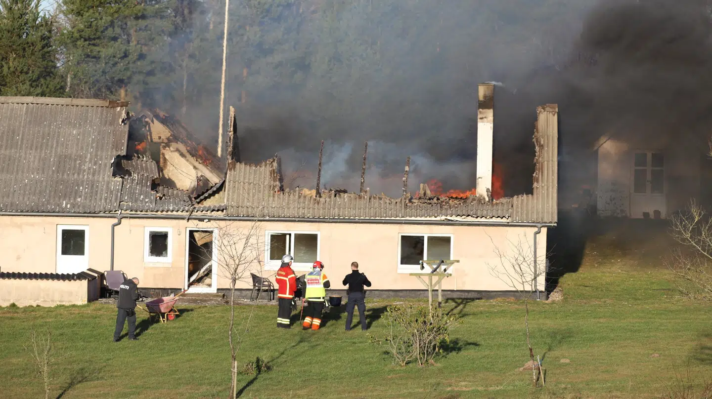 To tredjedele af huset er brændt væk, oplyser indsatslederen.