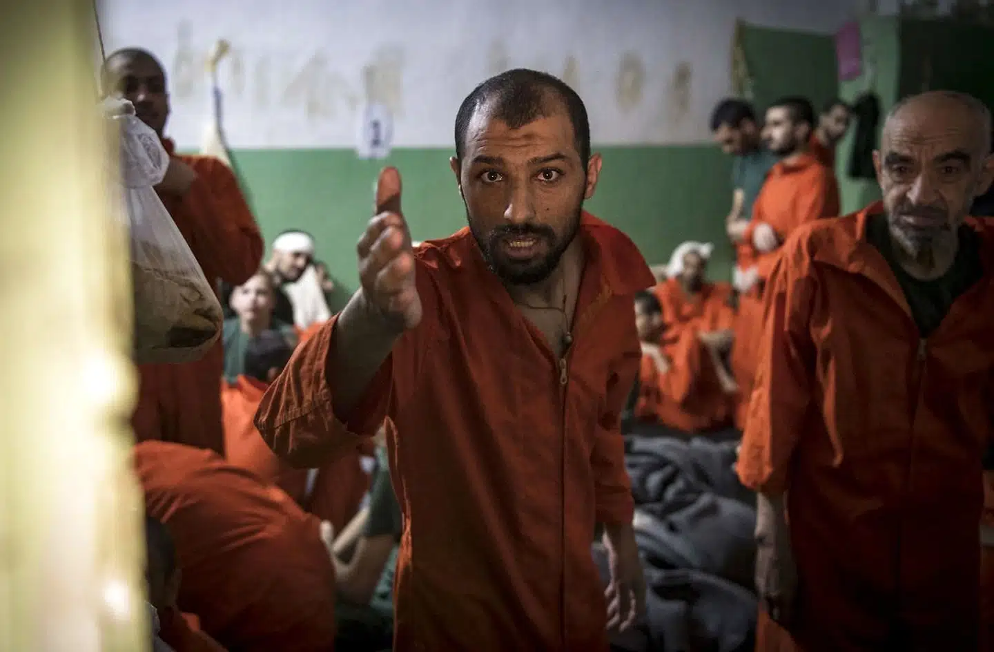 De seneste tre år har tusinder af IS-jihadister siddet fængslet i det nordøstlige Syrien. I en spektakulær aktion lykkedes det hundredvis at stikke af.