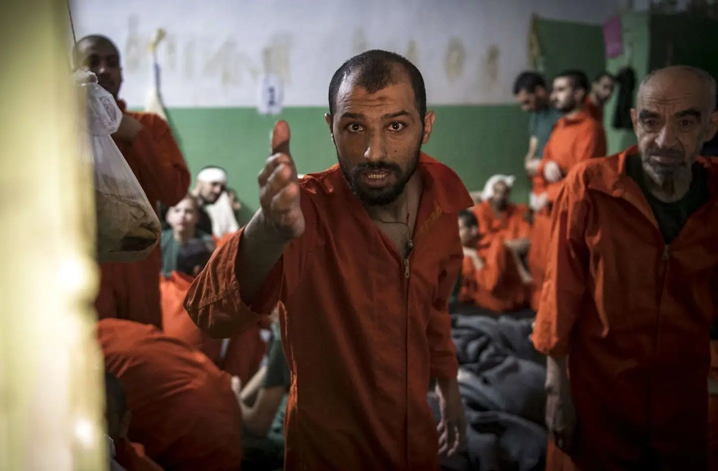 De seneste tre år har tusinder af IS-jihadister siddet fængslet i det nordøstlige Syrien. I en spektakulær aktion lykkedes det hundredvis at stikke af.