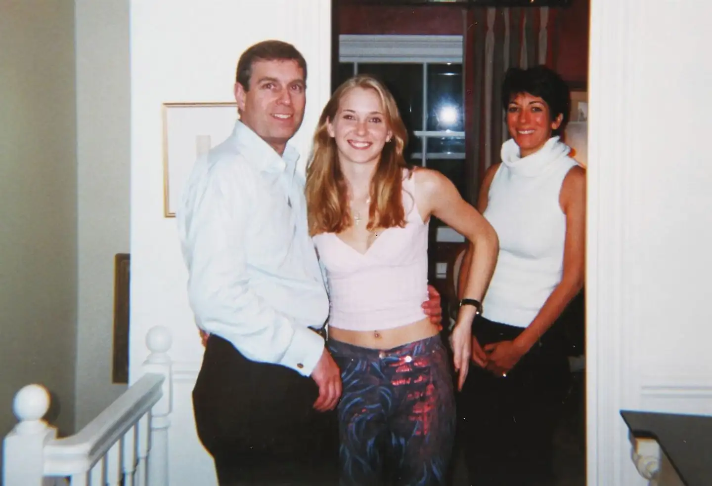 Prins Andrew (tv.) med armen om livet på Virginia Giuffre. Billedet er fra 2001 og blev leveret til FBI i 2011. Prins Andrew har udtalt, at han ikke husker nogensinde at have mødt hende og har i øvrigt bemærket, at billedet kan være redigeret. Blandt andet har han sagt, at det er svært at bedømme, om det er hans hånd om livet på den 17-årige.