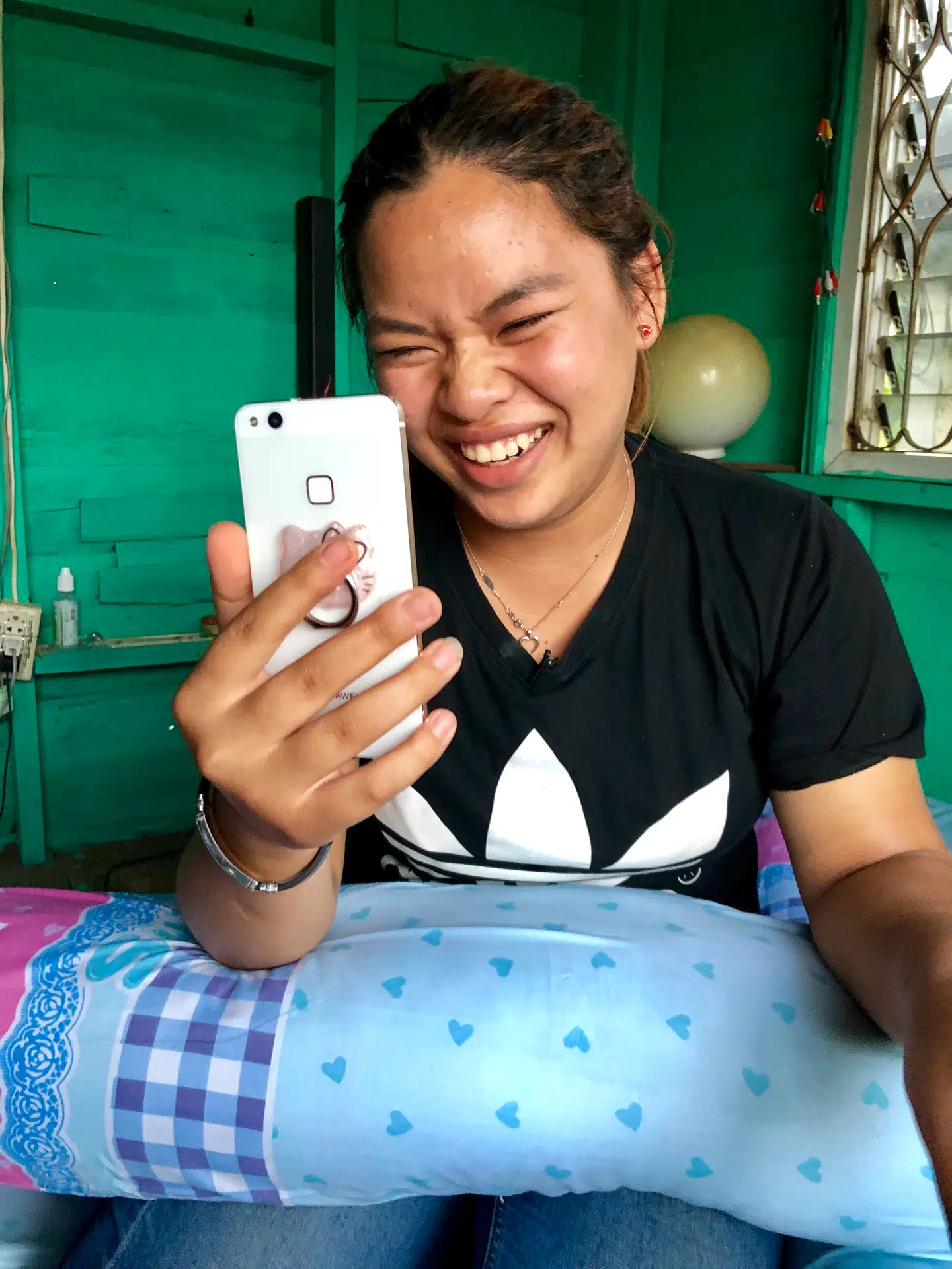 Mobilen er hendes eneste krisehjælp - især når mor får hende til at grine.